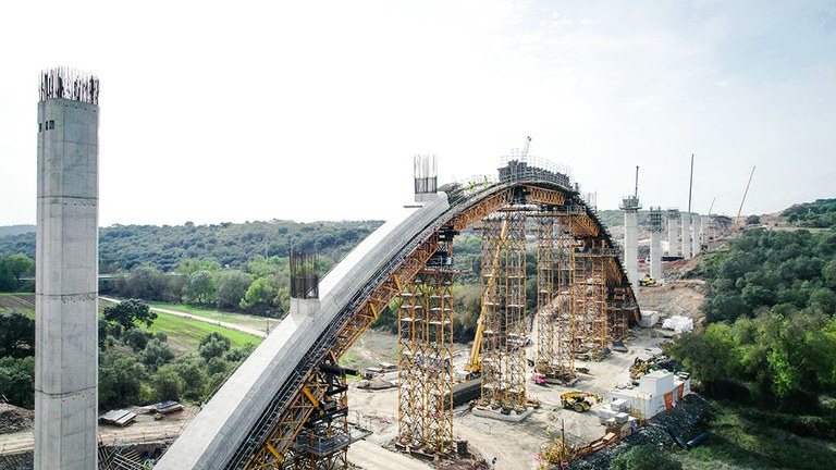 800-metre-long viaduct, supported by 19 piers and a arch