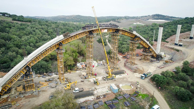 800-metre-long viaduct, supported by 19 piers and a arch