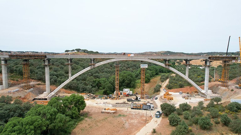 800-metre-long viaduct, supported by 19 piers and a arch