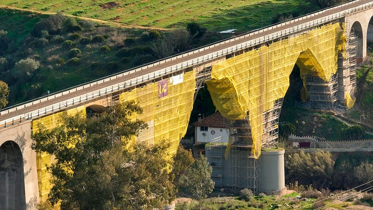14,000 m² of scaffolding for the repair of the bridge over the Rivera de Huesna watercourse, Seville