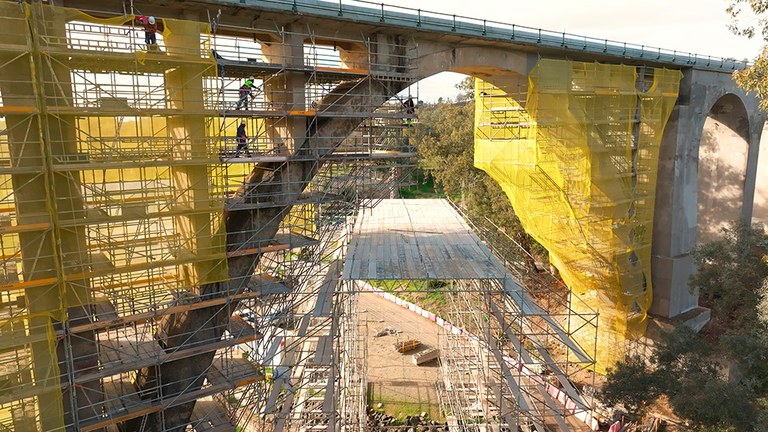 14,000 m² of scaffolding for the repair of the bridge over the Rivera de Huesna watercourse, Seville