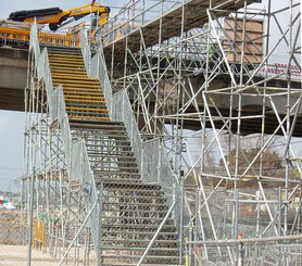 Amplias escaleras para el acceso de peatones