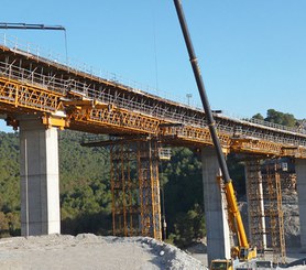 Cercha H-33 en la construcción del puente Gorgocha en Granada, España.