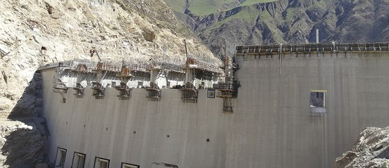 Consolas de trepado a una cara para la construcción de presas