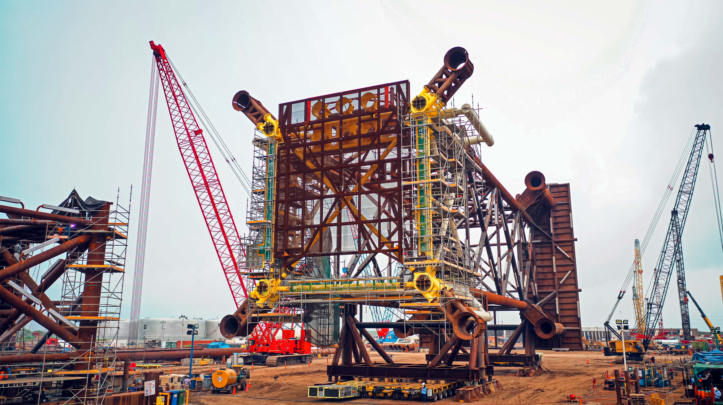 Construcción de plataformas marinas en las costas del golfo de México. ULMA ha ofrecido soluciones de andamio como pasarelas, torres de trabajo, andamios colgados y escaleras de acceso.