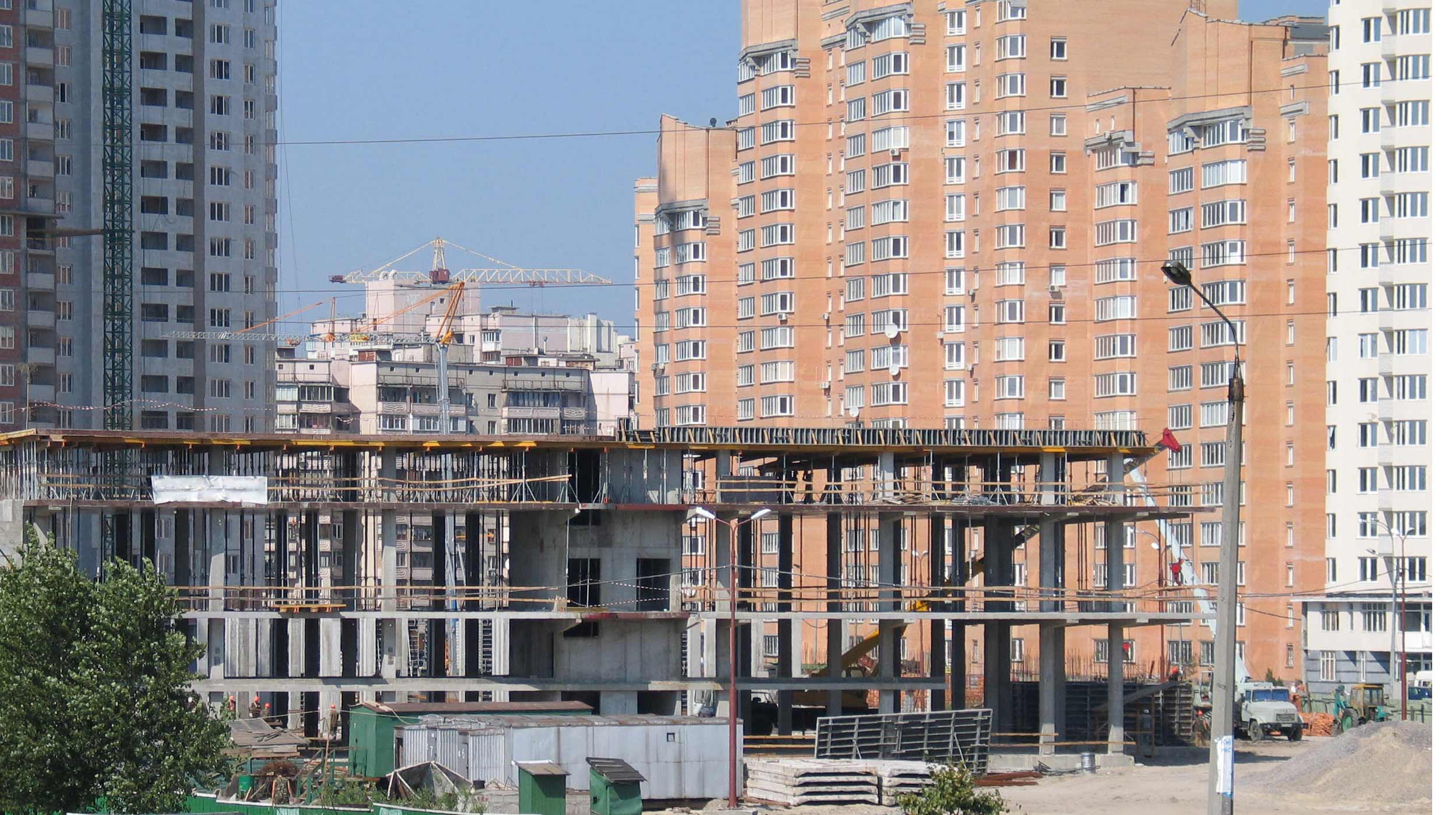 Situado en el centro, zona de mayor actividad de la ciudad, este espacio se integra en el entorno con estilo clásico y sencillo.