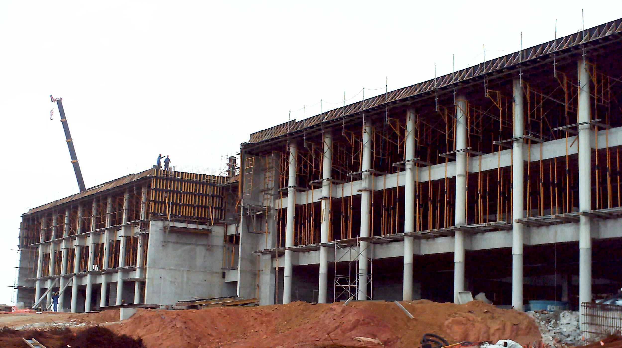 La nueva sede de las instalaciones industriales de Schlumberger en Brasil destaca de su entorno por su imponente estructura de 2.500 m² y muros de 16 m de altura en hormigón visto.