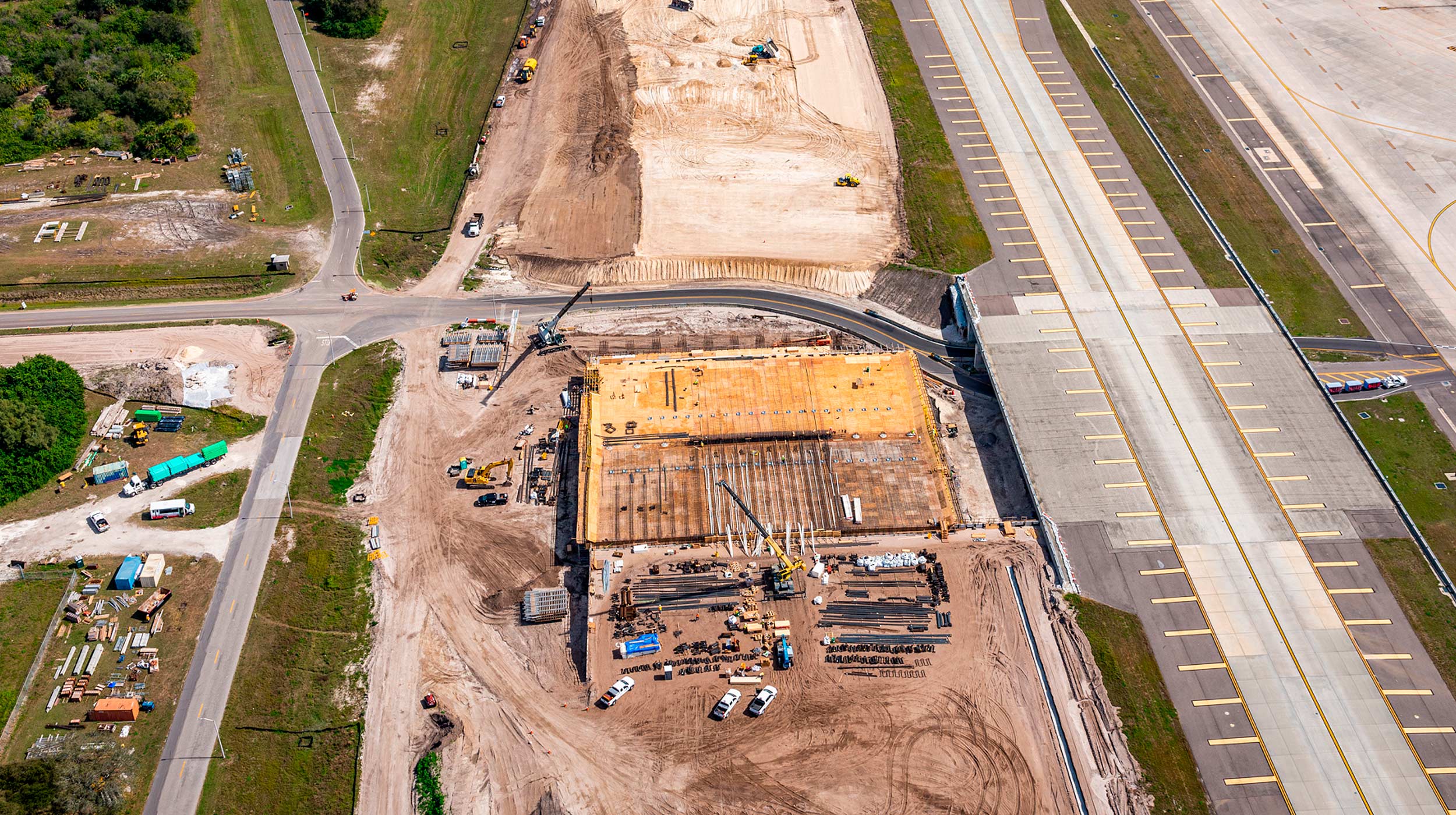 La ampliación del Aeropuerto Internacional de Tampa ha requerido de soluciones de encofrado y apeo para la nueva vía de acceso a taxis. ULMA está colaborando en la construcción del nuevo puente para el Taxiway 'A'.