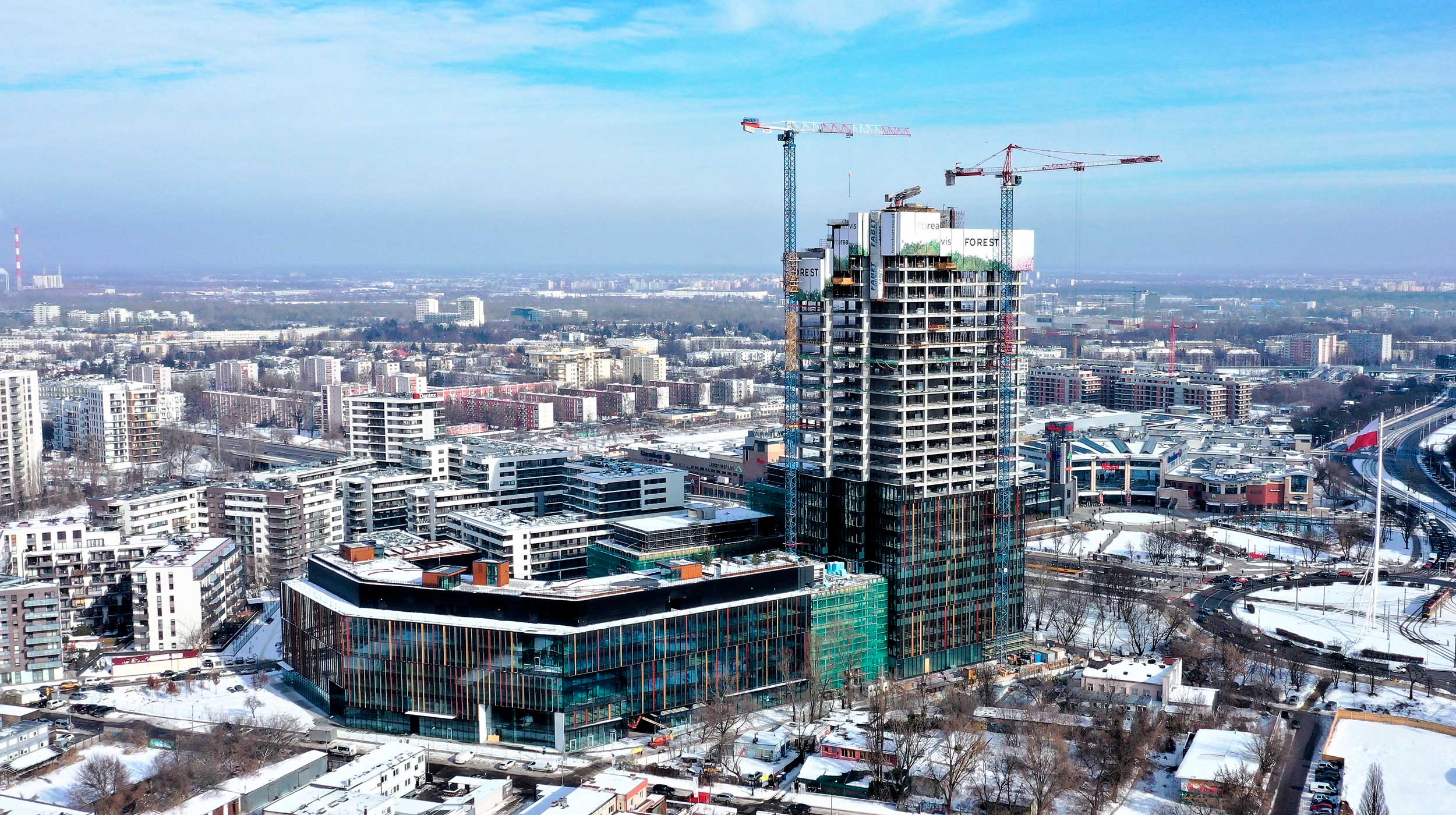 En Varsovia se está construyendo el complejo de oficinas y servicios Forest, un rascacielos de 120 metros de altura.