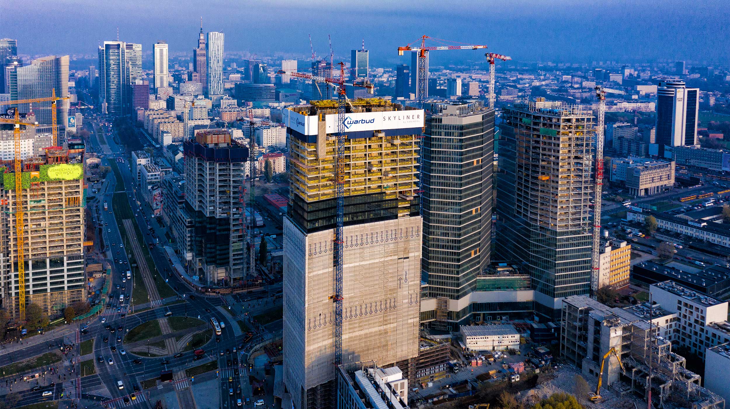 Construido en el centro de Varsovia, este edificio de oficinas de 195 m será uno de los edificios más altos de la capital.
