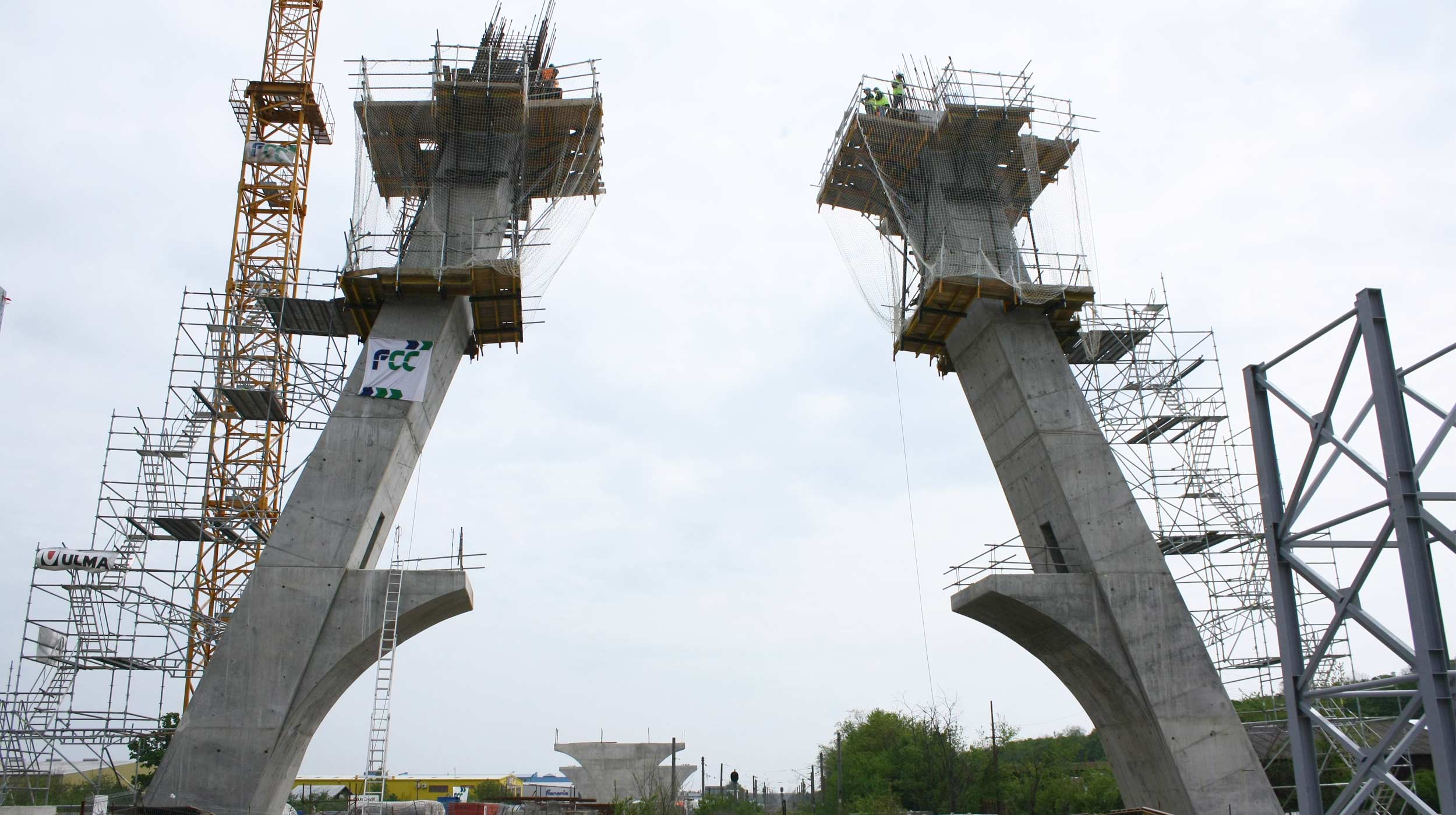 La obra se enmarca en el anillo de circunvalación de Bucarest, en el paso superior sobre el ferrocarril en Otopeni.