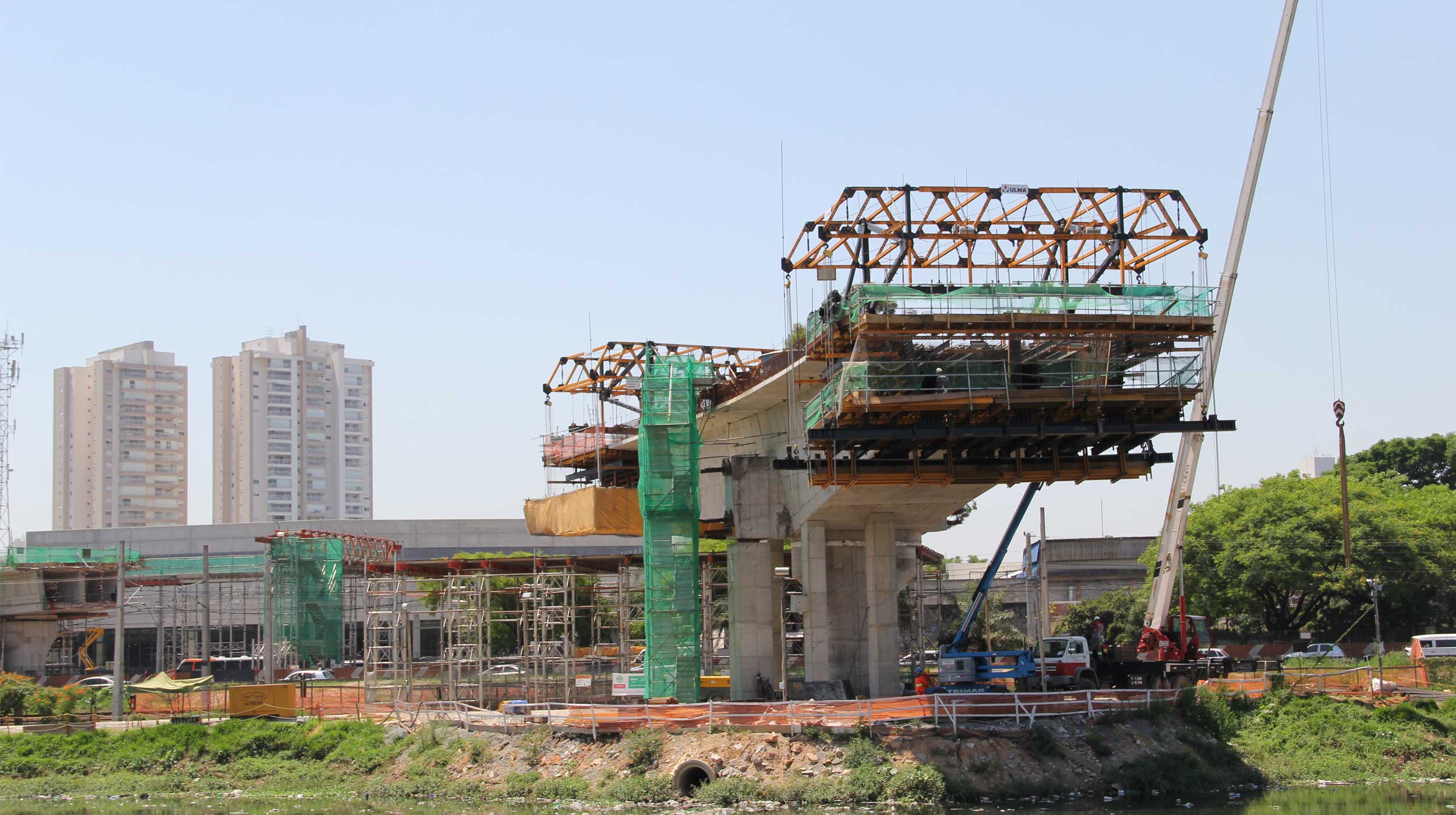 El puente Itapaiuna es un paso elevado de 340 m de longitud  y 3 carriles que aliviará el tráfico en las nuevas zonas residenciales.