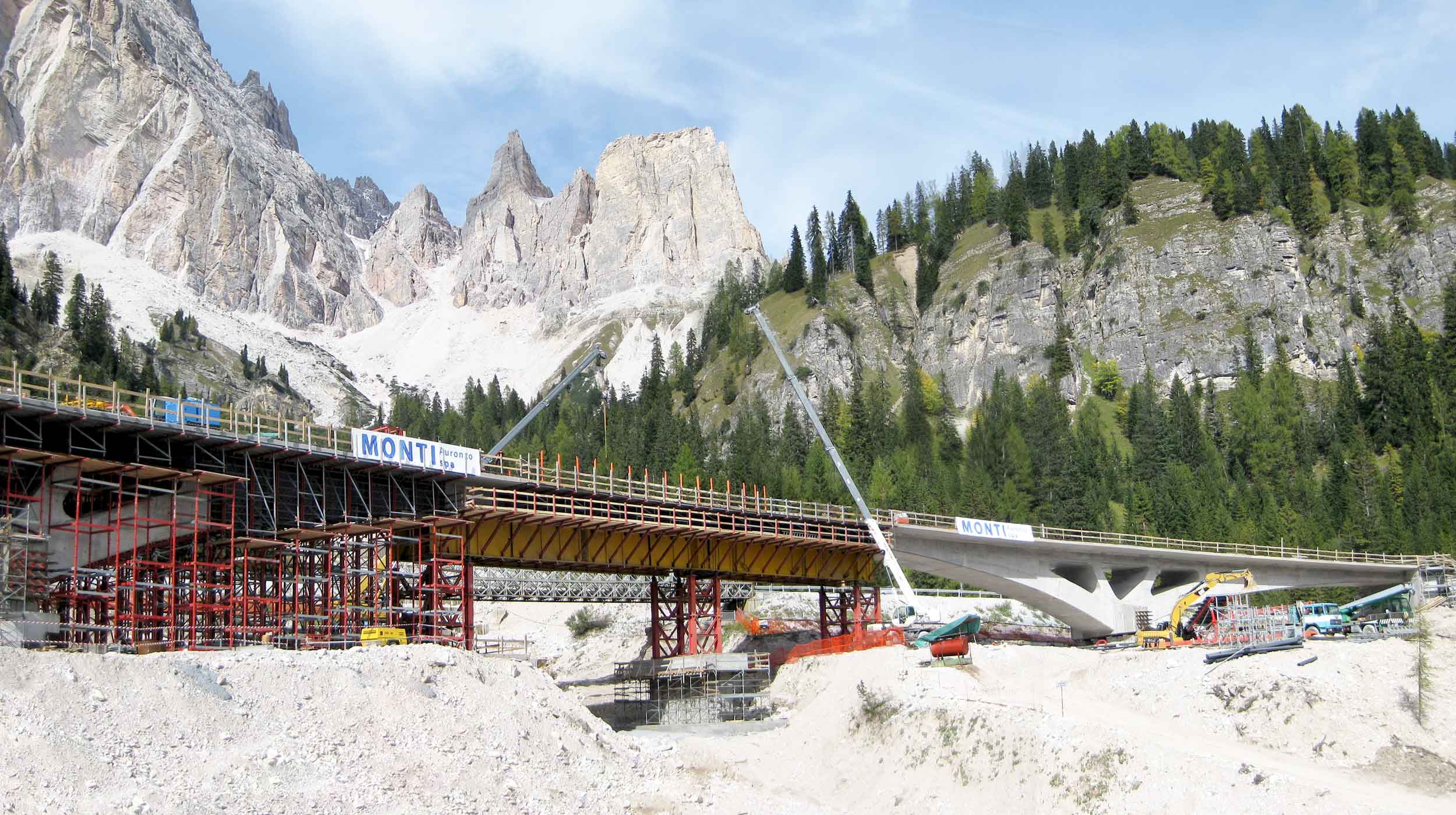 Este puente, ubicado al norte de Italia, cuenta con 3 vanos, sección variable y fue hormigonado in situ.