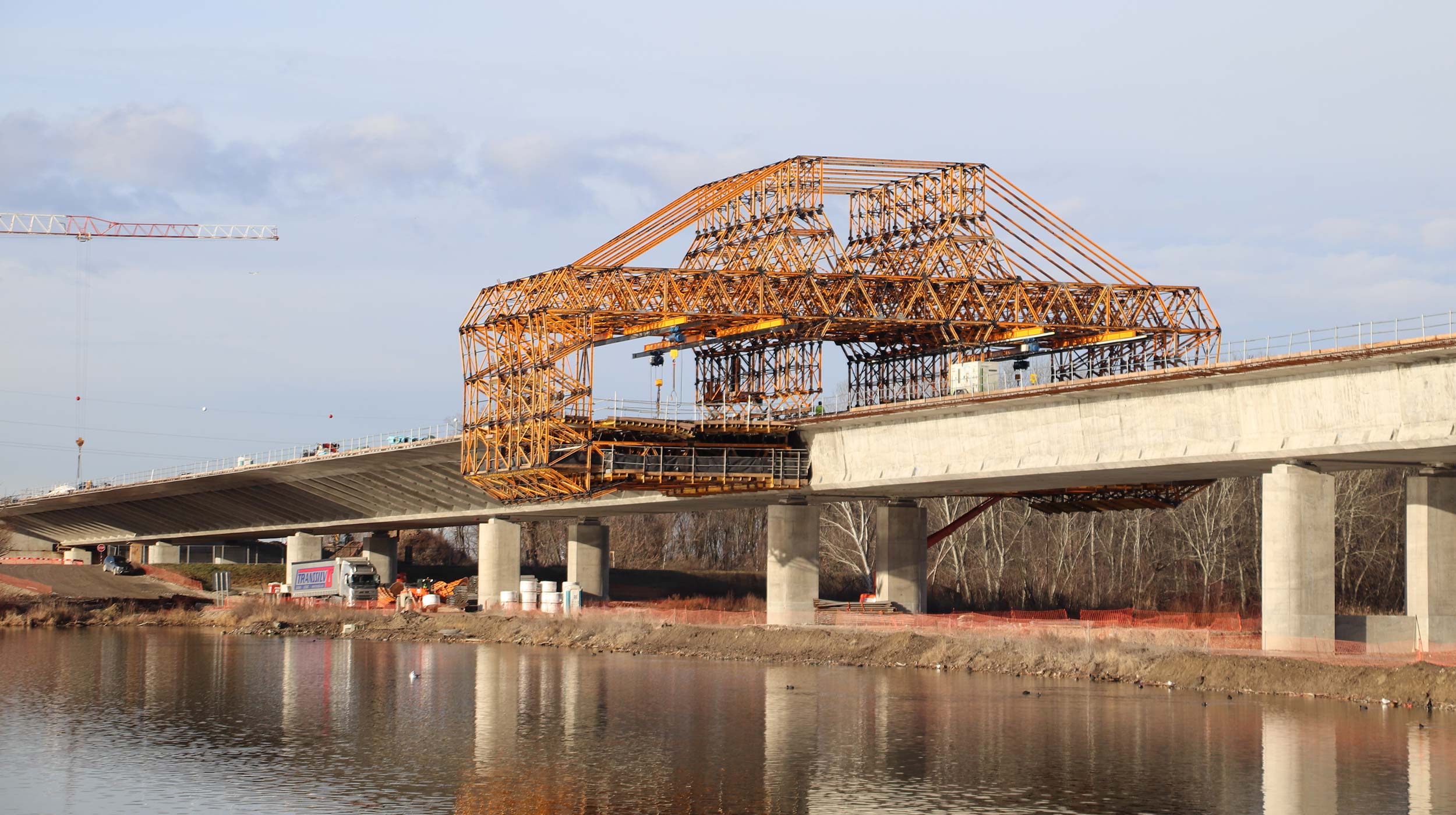 El proyecto D4R7-Bratislava en Eslovaquia comprende la construcción de 27 km de autopista D4 y de 32 km de autopista R7, así como 14 intersecciones, más de 100 puentes y el gran puente del Danubio.