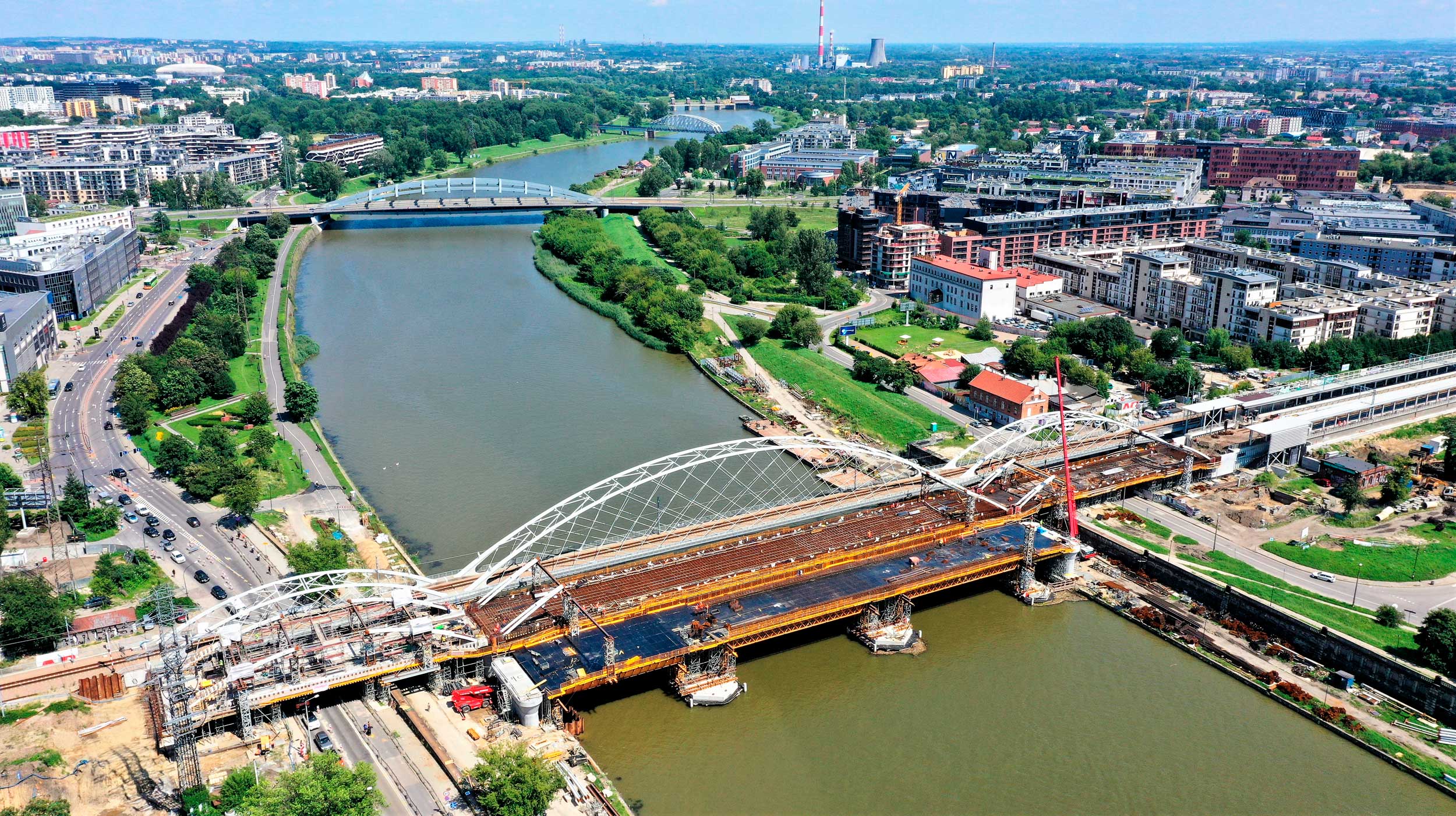 En Cracovia se están construyendo dos nuevos puentes sobre el Vístula: el M1 y el M3. Estos dos nuevos puentes ferroviarios en Cracovia se engloban en el proyecto "Obras en la línea ferroviaria E30 en el tramo Cracovia Główny Towarowy-Rudzice junto con la construcción de vías de la línea de cercanías".