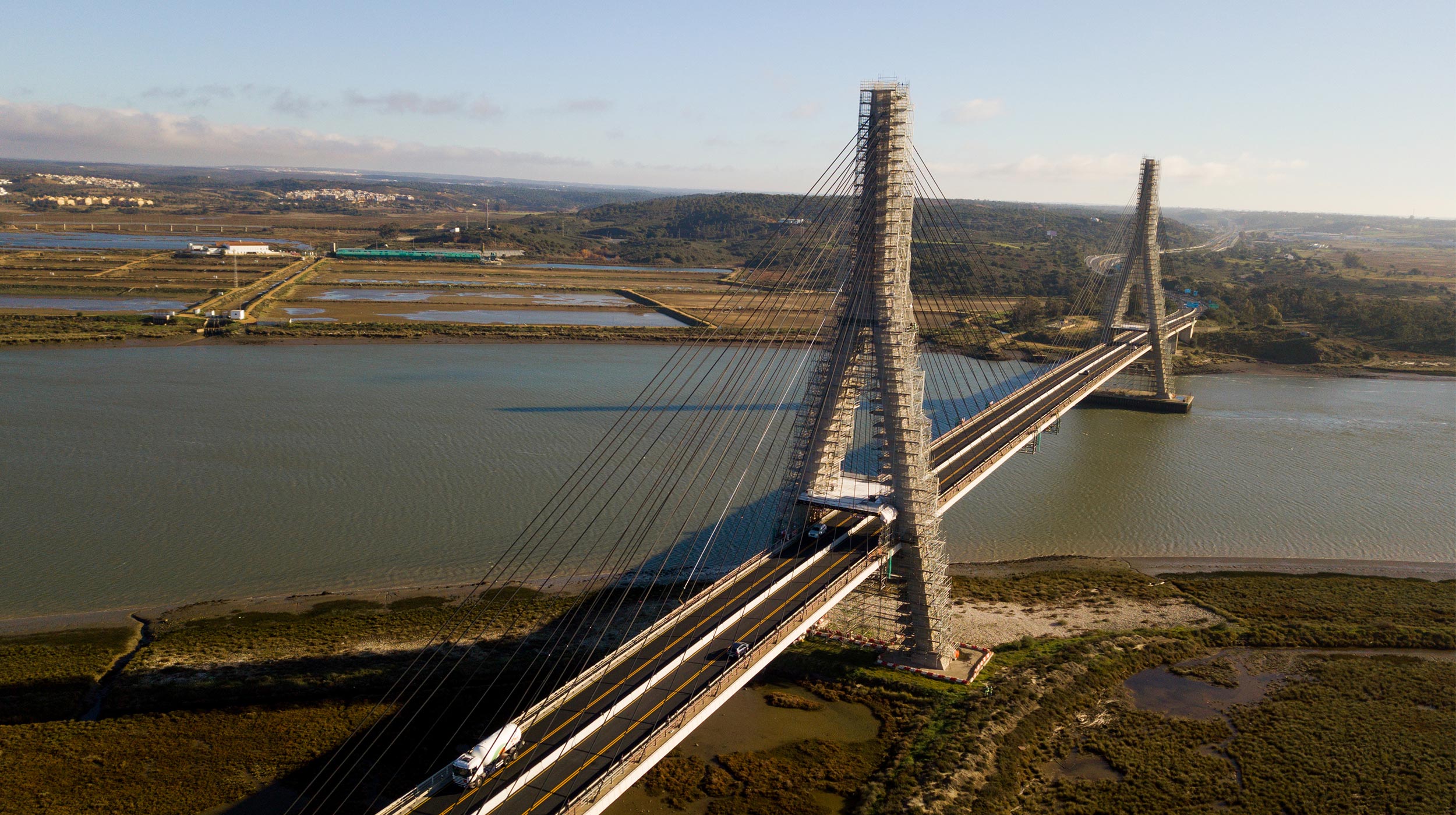 El Puente Internacional sobre el río Guadiana une España y Portugal. Es una construcción de 666 metros, divididos en cinco vanos, y realizada por el ingeniero José Luis Cancio Martins, en hormigón armado y acero.