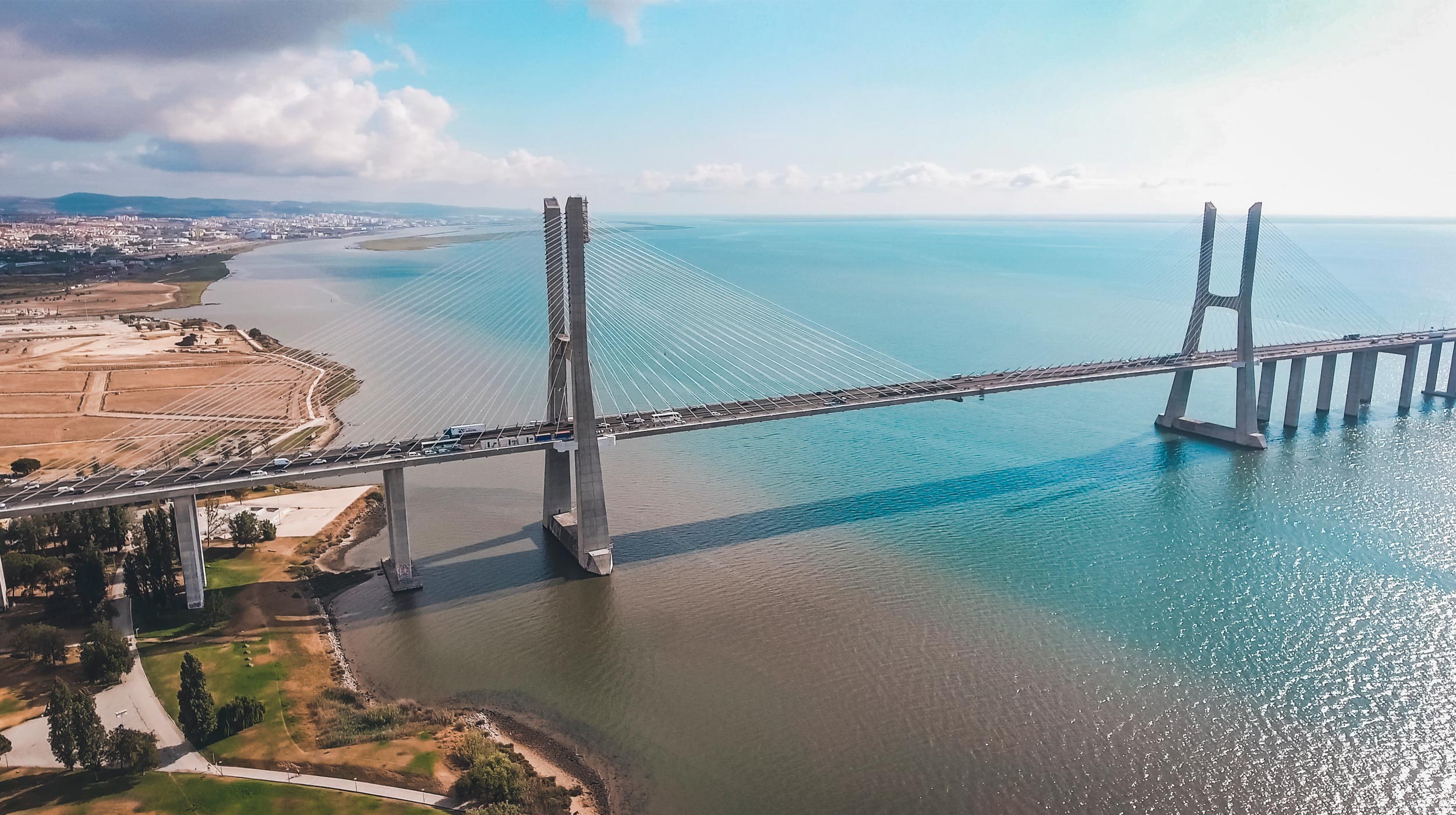 El puente Vasco da Gama es un puente atirantado que, situado sobre el río Tajo, conecta el municipio de Alcochete con el de Lisboa, Portugal. Con más de 17,3 km de longitud, es el puente más largo de la Unión Europea.
