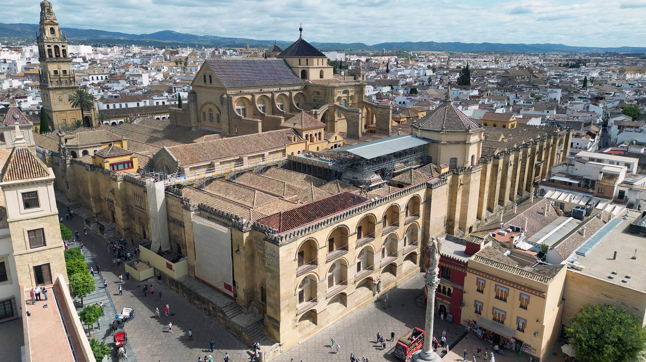 El proyecto de restauración, con un plazo de ejecución de unos tres años, recuperará el aspecto original tanto del mihrab como de la macsura, utilizando para ello los mismos materiales que se usaron en su construcción en el siglo X.