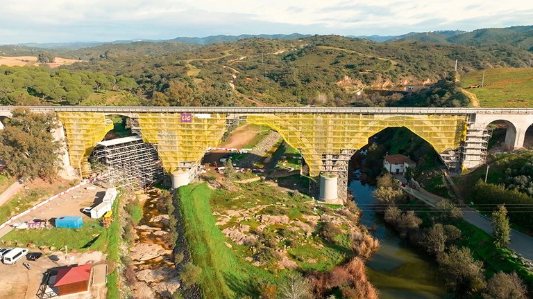 14 mil m² de andamio para la reparación del puente sobre la vaguada de la Rivera de Huesna, Sevilla