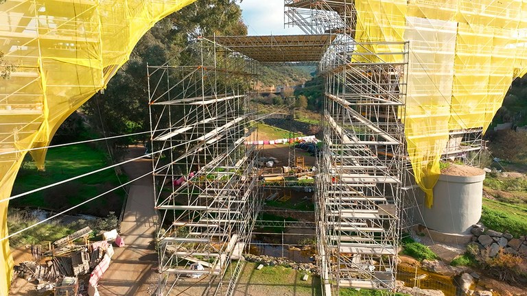 14 mil m² de andamio para la reparación del puente sobre la vaguada de la Rivera de Huesna, Sevilla