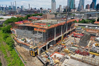 Infraestructura de estacionamiento en altura en Long Island City, Nueva York, EE. UU.