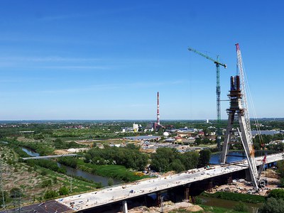 Pilón de 108 metros construido con sistema autotrepante