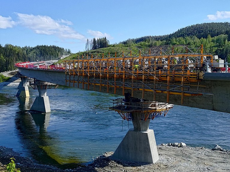 Puente Valryggen en Noruega: solución para el hormigonado eficiente de parapetos