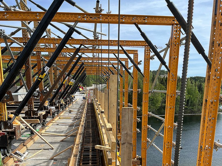 Puente Valryggen en Noruega: solución para el hormigonado eficiente de parapetos