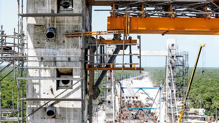 Soluciones de ingeniería en el primer tren ferroviario atirantado de México